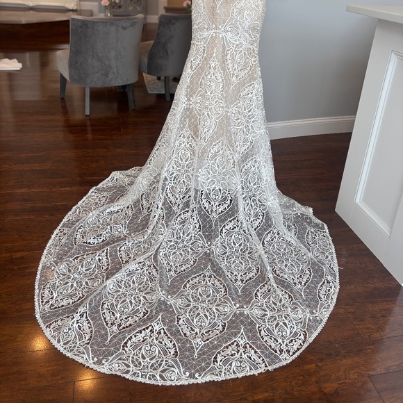 Wedding dress - Picture 6 of 10